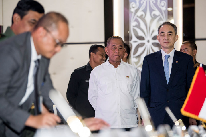 Menteri Pertahanan Ryamizard Ryacudu (kedua kanan) bersama Menteri Defense Acquisition Program Administration (DAPA) Korea Selatan Wang Jong Hong (kanan) menyaksikan penandatanganan kontrak pengadaan alutsista dan konstruksi di PT Pindad, Bandung, Jawa Barat, Jumat, 12 April 2019. 