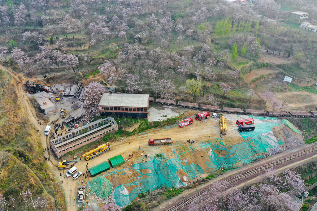 Upaya pencarian korban sebelumnya mengalami kesulitan karena bertumpuknya gerbong kereta yang terguling dan timbunan bijih aluminium di lokasi kecelakaan. Pihak berwenang masih menyelidiki penyebab kecelakaan itu.