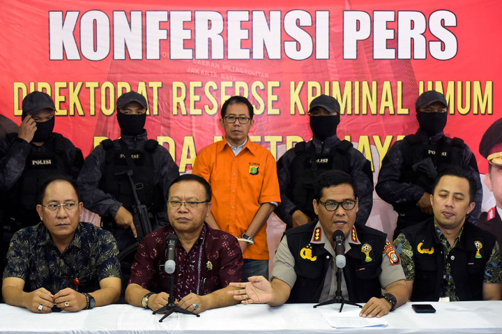 Ketua Tim Media Satgas Antimafia Bola Kombes Argo Yuwono (duduk kedua kanan) merilis tersangka kasus dugaan perusakan barang bukti pengaturan skor pertandingan, Joko Driyono (berdiri tengah) saat akan melimpahkan berkas perkara di Polda Metro Jaya, Jakarta, Jumat, 12 April 2019. 