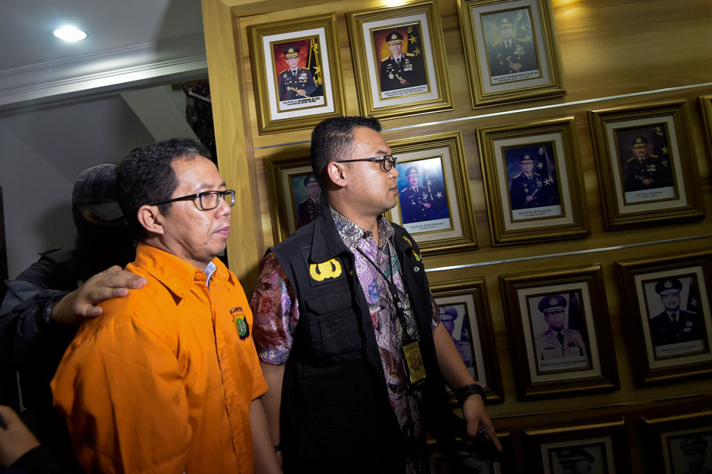 Saksi dalam kasus yang menjerat Joko Driyono ini, kata Argo, ada sekitar 15 orang dan barang bukti berupa dokumen-dokumen, mobil, laptop, pemotong kertas, DVR CCTV, dan sebagainya. 