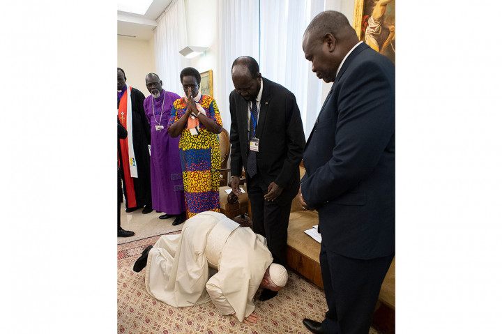 Paus Fransiskus berlutut untuk mencium kaki Presiden Sudan Selatan Salva Kiir Mayardit (tengah) dan pemimpin oposisi Sudan Selatan Riek Machar (kanan) serta tiga wapres di kediaman Santa Marta Paus di Vatikan, Kamis, 11 April 2019 waktu setempat. 