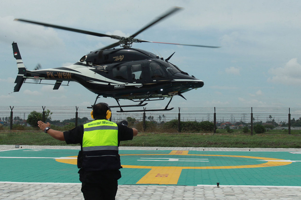Sebuah helikopter jenis Bell 505 melakukan uji coba pendaratan saat persiapan pengoperasian Terminal Helikopter 'Cengkareng Heliport Intercity' di kawasan Bandara Soekarno Hatta, Tangerang, Banten, Jumat, 12 April 2019. 