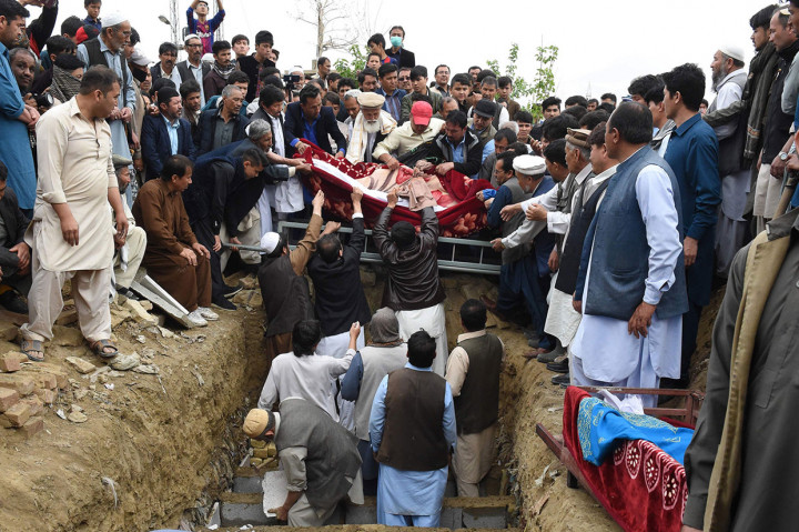 Warga dan kerabat memakamkan puluhan korban bom bunuh diri di sebuah pasar, di Quetta, Pakistan, Jumat, 12 April 2019 waktu setempat.