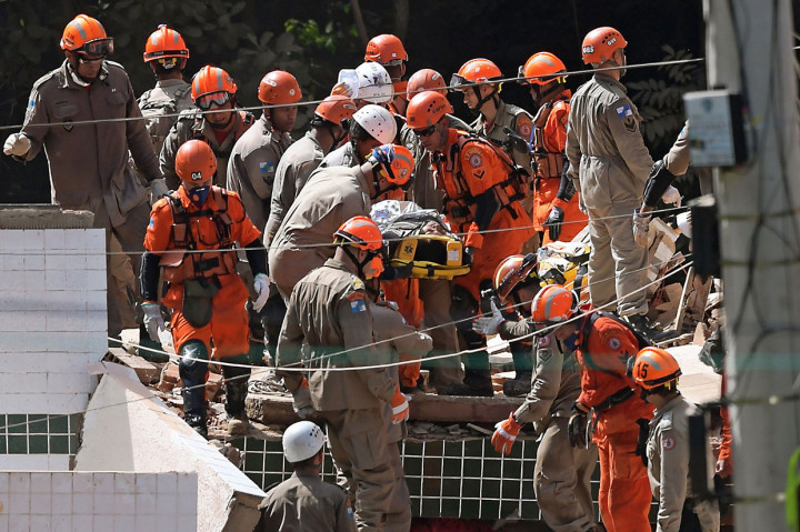 Tim SAR mengevakuasi korban runtuhnya dua bangunan di lingkungan miskin di Rio de Janeiro, runtuh, Jumat, 12 April 2019 waktu setempat.