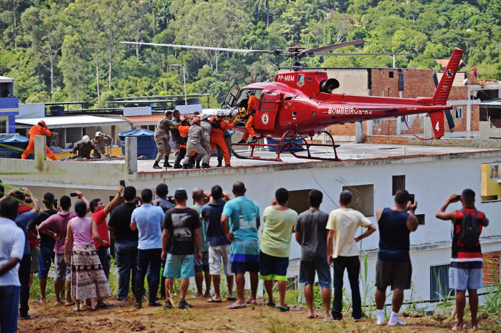 Helikopter dikerahkan untuk memudahkan evakuasi terhadap korban.