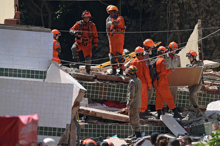 Belum diketahui penyebab runtuhnya dua bangunan empat tingkat tersebut, namun diduga karena salah konstruksi.