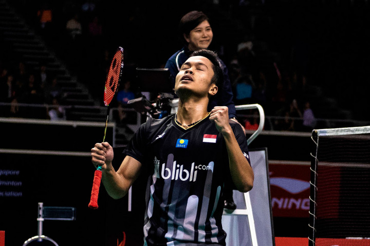 Pebulutangkis tunggal putra Indonesia Anthony Sinisuka Ginting melakukan selebrasi usai memastikan diri melaju ke babak final Singapura Open 2019.