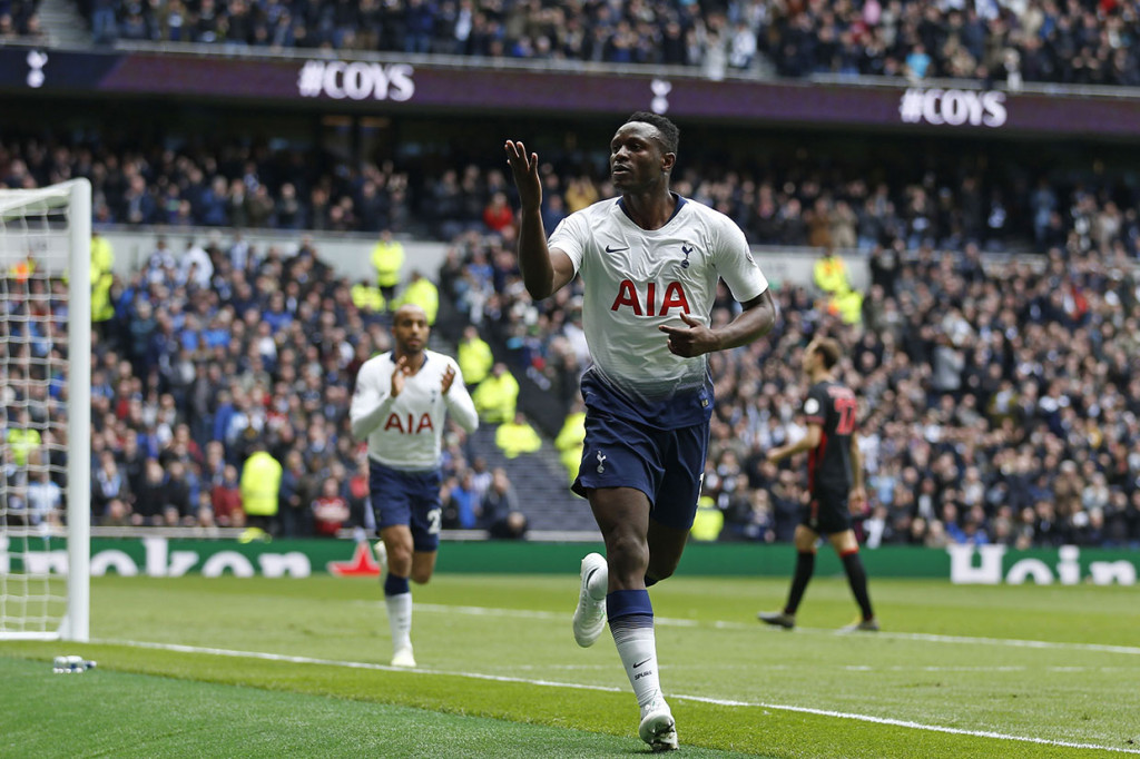 Terus menekan dari awal laga, Tottenham Hotspur akhirnya berhasil membuka keunggulan pada menit ke-24 lewat Victor Wanyama yang ngecoh kiper Huddersfield untuk menceploskan bola ke gawang yang telah kosong.