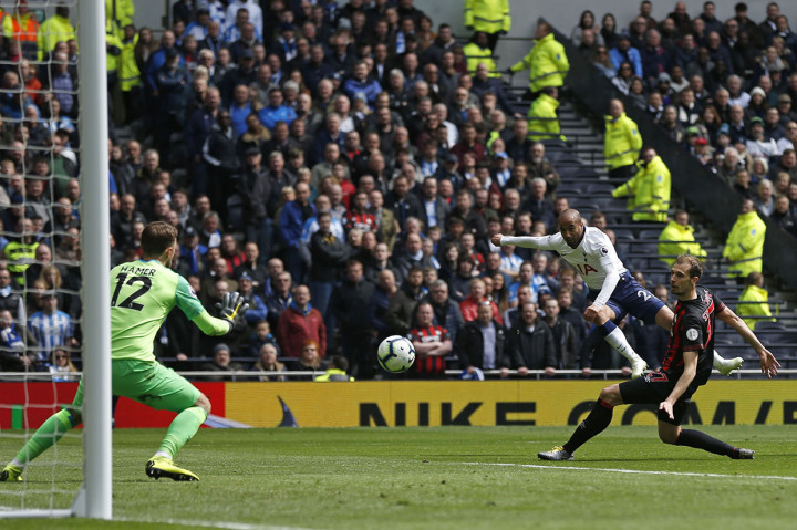 Tiga menit berselang, tuan rumah menggandakan keunggulan lewat tendangan keras kaki kanan Lucas Moura, memanfaatkan umpan matang Moussa Sissoko. Skor 2-0 bertahan hingga jeda.