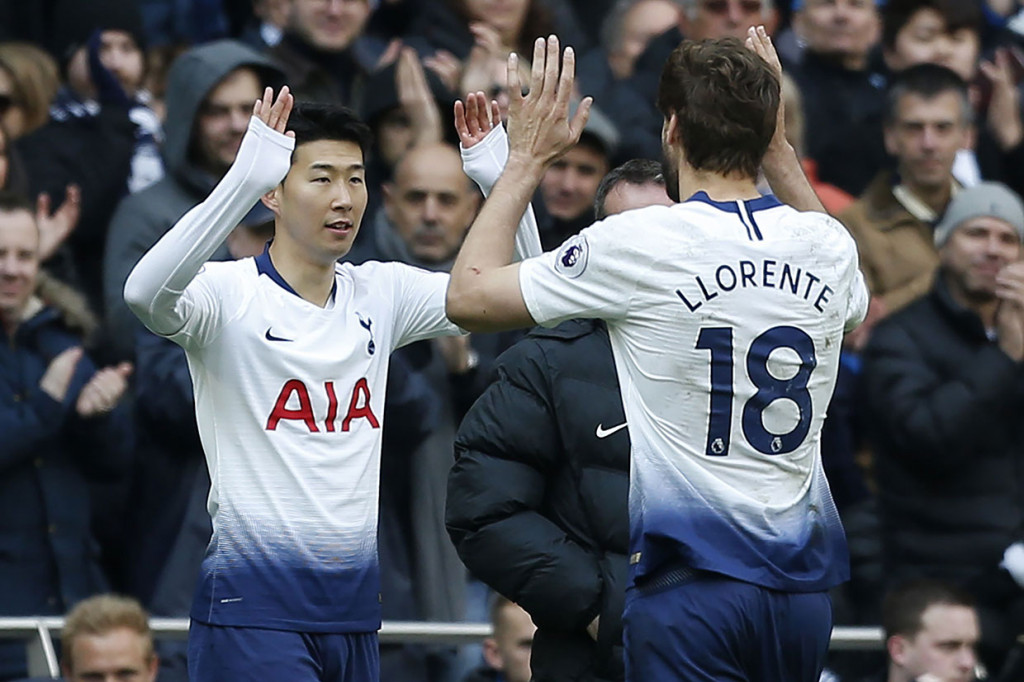 Untuk menambah daya gedor serangan, Spurs melakukan pergantian pemain. Striker Fernando Llorente ditarik keluar digantikan Son Heung-Min.