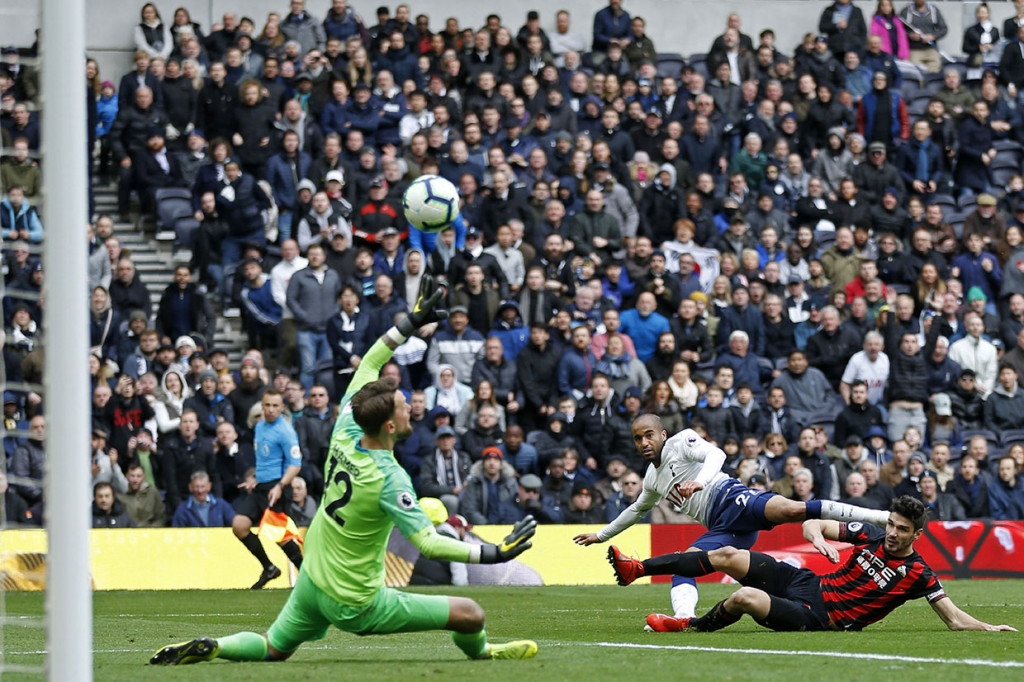 Moura sukses mencetak hattrick pada masa injury time memanfaatkan umpan terobosan Son Heung-Min.