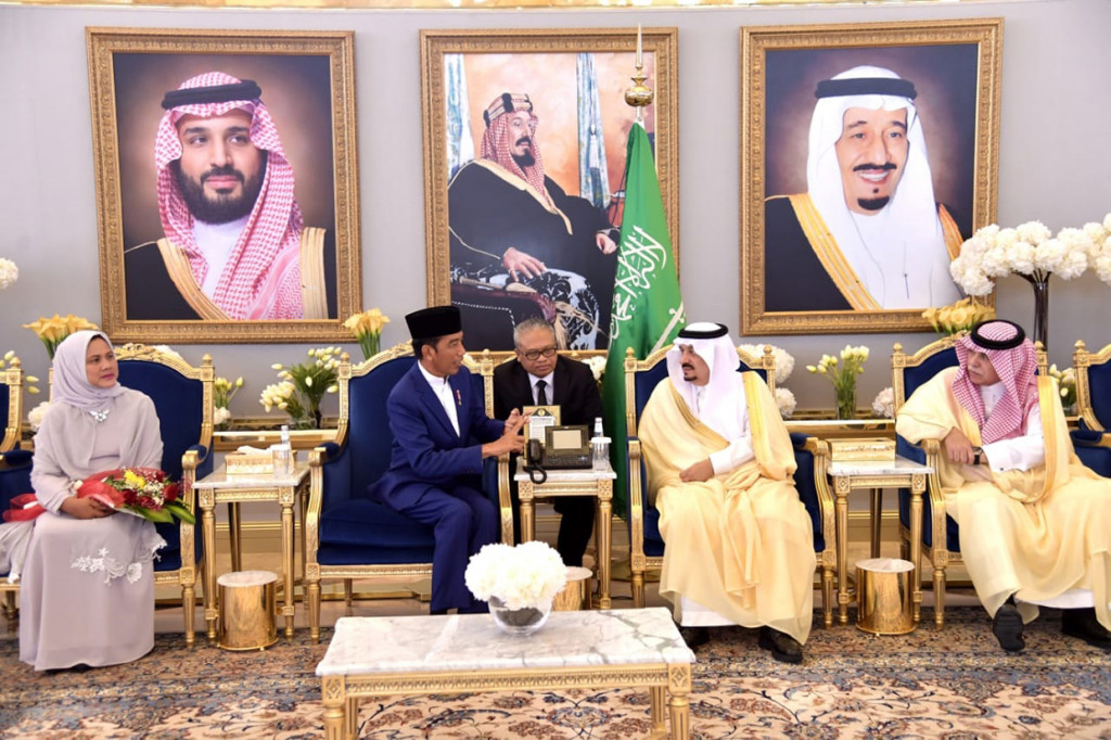 Jokowi akan menghadiri undangan Raja Salman pada siang hari. Jokowi diundang pada jamuan santap siang bersama, dilanjutkan dengan pertemuan di istana di Riyadh.