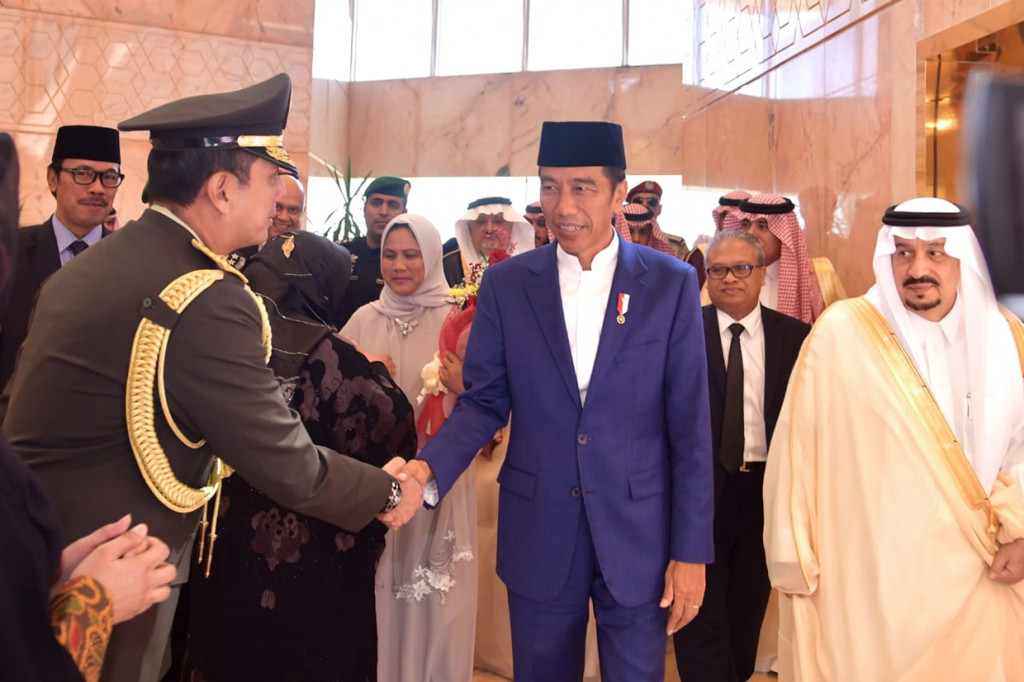 Tiba di Riyadh, Presiden dan Ibu Iriana disambut antara lain oleh Duta Besar Indonesia untuk Kerajaan Arab Saudi Agus Maftuh dan Gubernur Riyadh Pangeran Faisal bin Bandar Al Saud serta Menteri Perdagangan dan Investasi Majid Bin Abdullah Al Qasabi.