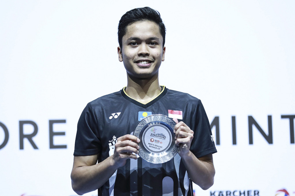 Pebulu tangkis Indonesia Anthony Sinisuka Ginting menunjukan piagam 