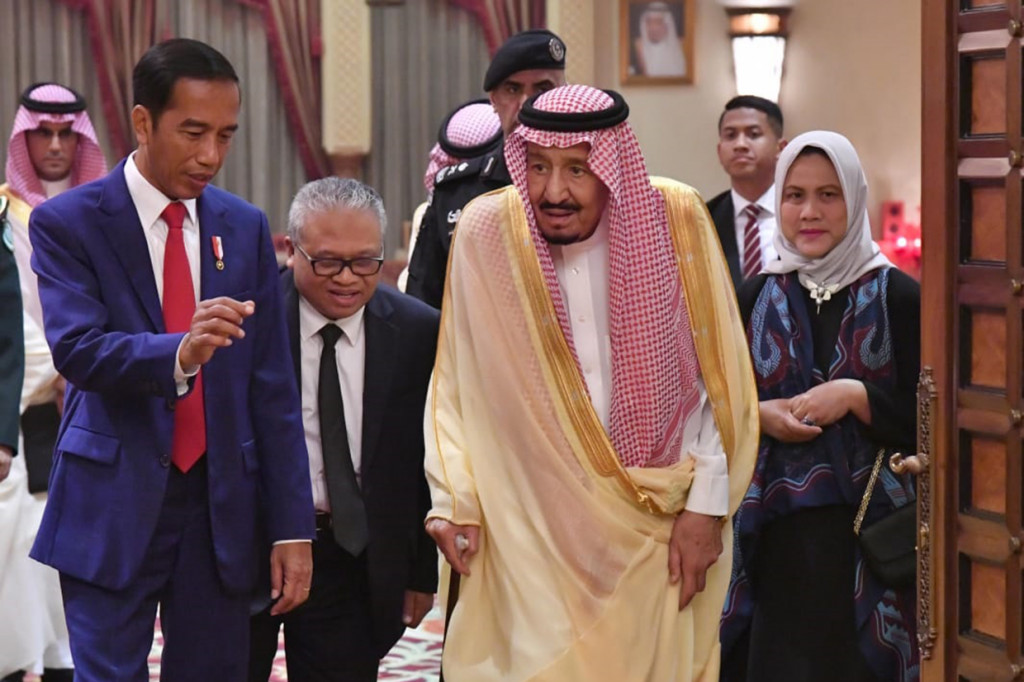 Turut mendampingi Presiden Jokowi dalam pertemuan bilateral tersebut antara lain Ibu Negara Iriana Jokowi, Menteri Luar Negeri Retno Marsudi, Kepala Staf Kepresidenan Moeldoko, Duta Besar Indonesia untuk Kerajaan Arab Saudi Agus Maftuh Abegebriel, dan Staf Khusus Presiden Abdul Ghofarrozin.