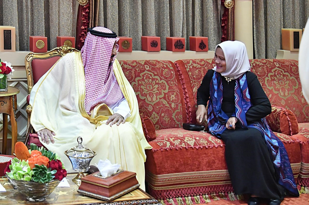 Ibu Negara Iriana Joko Widodo berbincang dengan Raja Salman saat pertemuan bilateral di Al-Qasr Al-Khas.