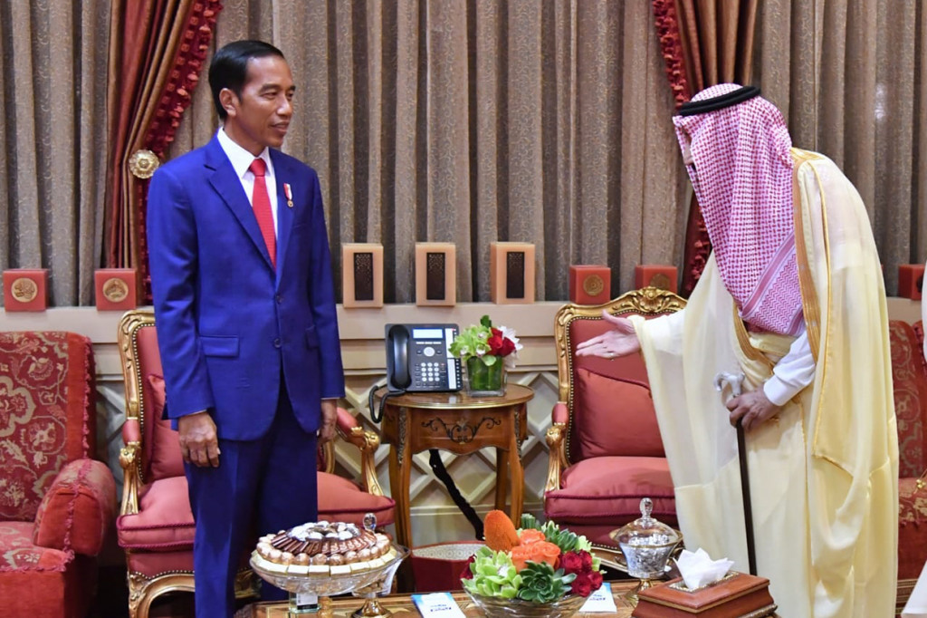 Dalam pertemuan yang berlangsung selepas jamuan santap siang itu, Presiden Jokowi dan Raja Salman sepakat akan meningkatkan kerja sama di bidang ekonomi.