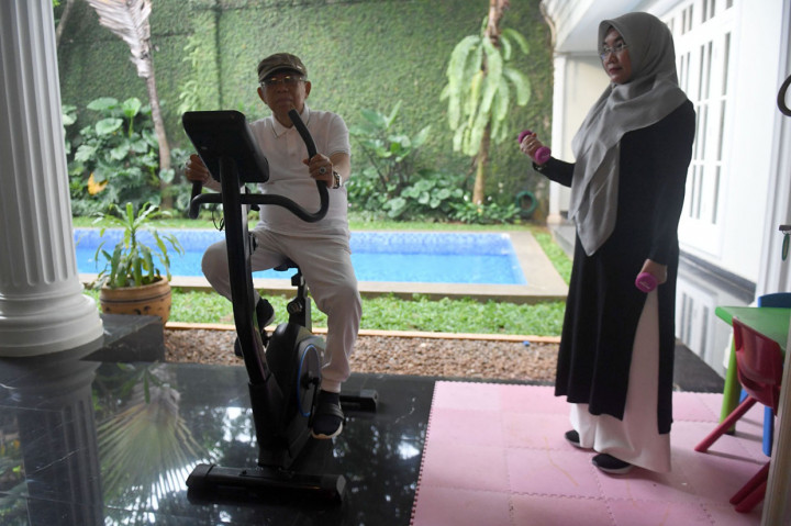Penampilan Ma'ruf terlihat santai. Menggunakan kaos, topi dan sepatu sneakers. Ditemani istri, yang memegang barbel, Maruf menaiki sepeda statis sekitar 10 menit.