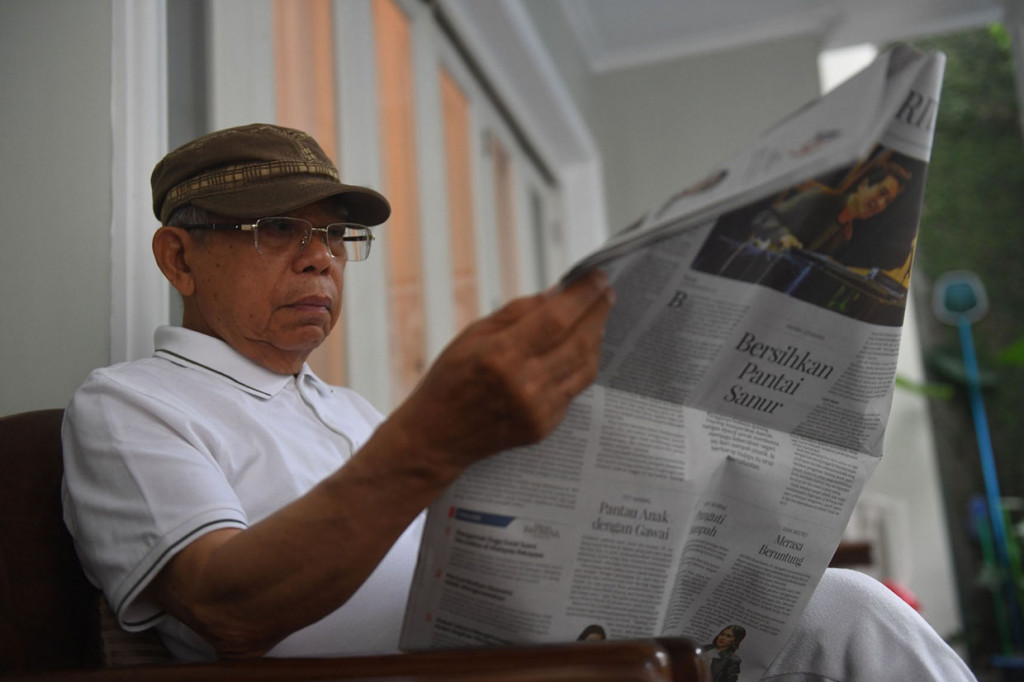 Calon Wakil Presiden nomor urut 01 Ma'ruf Amin membaca koran di rumahnya, Jakarta.