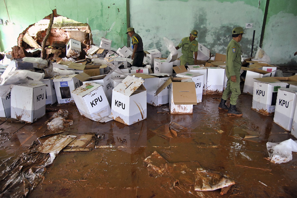 Sedikitnya 800 kotak surat suara Pemilu 2019 rusak akibat banjir yang menjebol tembok Gedung GOR Serbaguna tersebut pada Minggu, 14 April 2019, malam. Antara Foto/Arif Firmansyah
