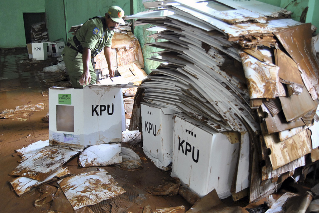 Nampak sejumlah kotak suara rusak akibat terkena banjir yang menerjang gedung GOR Serbaguna, Ciseeng, Kabupaten Bogor, Jawa Barat. Antara Foto/Arif Firmansyah