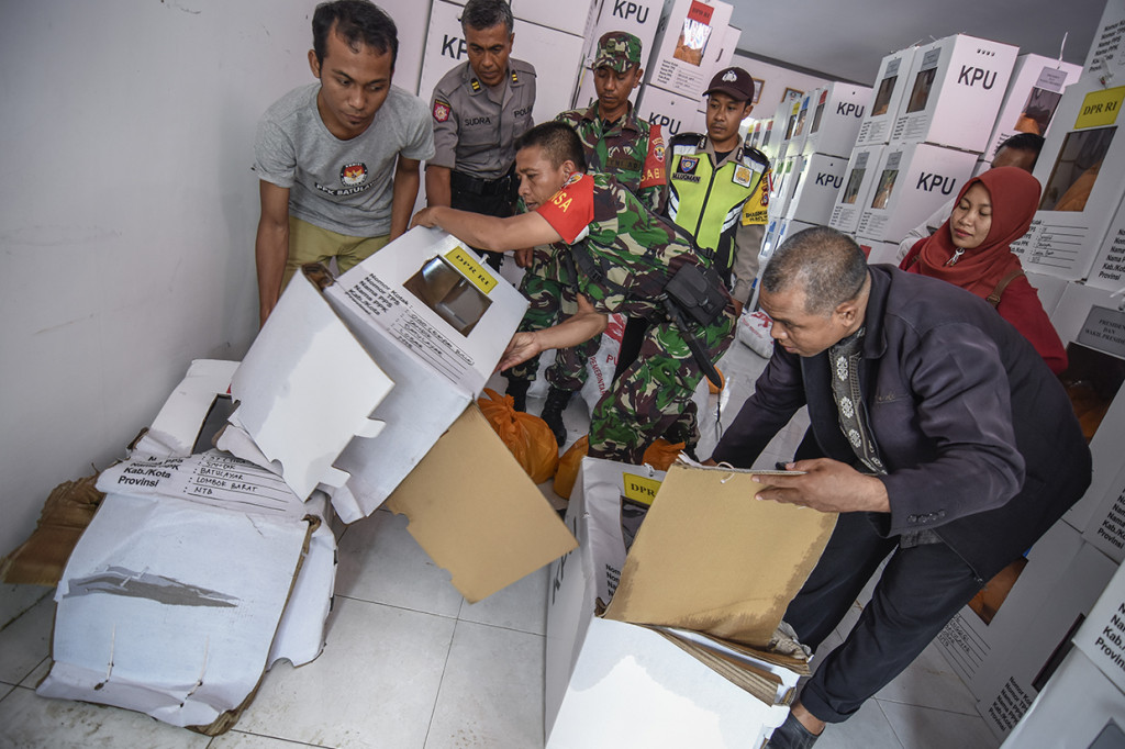 Selain di Bogor, kotak suara rusak juga ditemukan di gudang penyimpanan kantor Kecamatan Batulayar, Lombok Barat, NTB. Antara Foto/Ahmad Subaidi