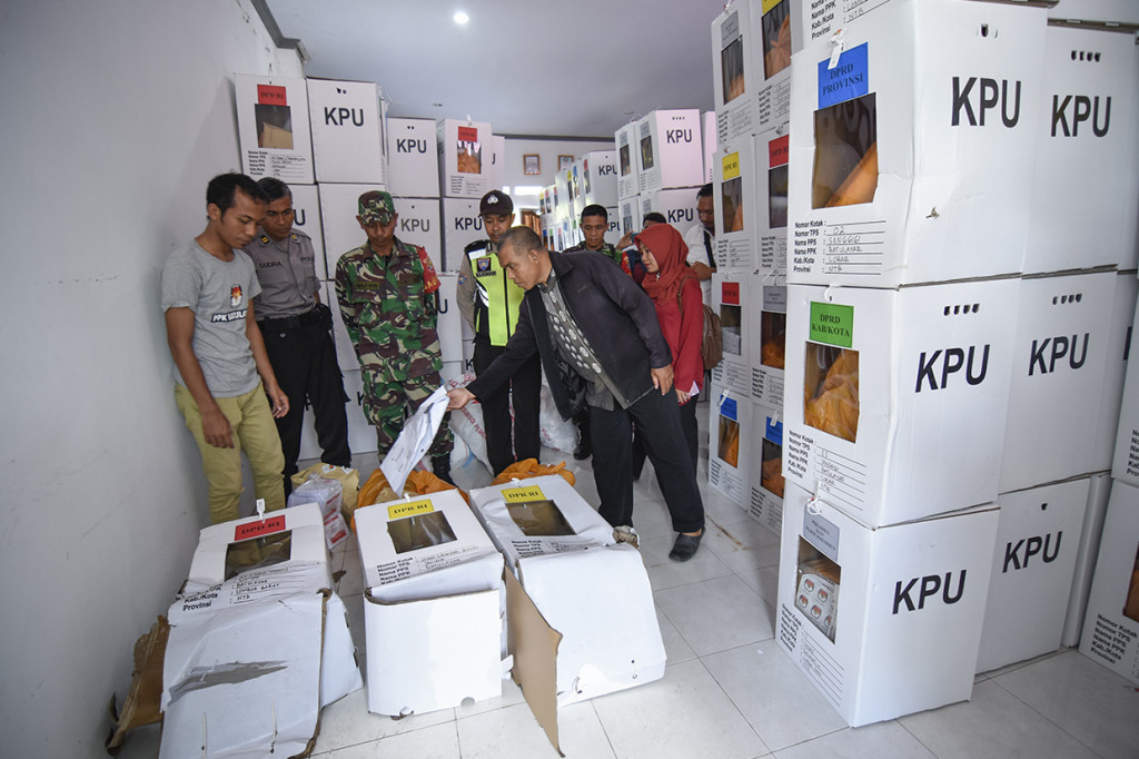 Kotak suara itu mengalami kerusakan akibat terkena rembesan air hujan saat disimpan, dan kotak suara yang rusak tersebut segera mendapatkan pengganti dari KPU Lombok Barat. Antara Foto/Ahmad Subaidi