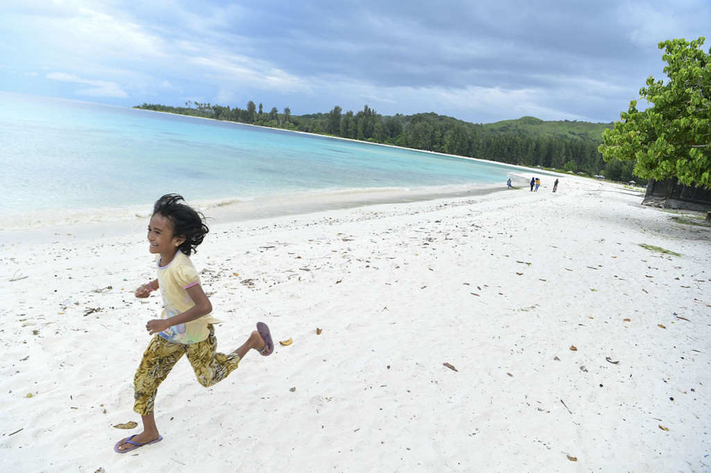 Anak-anak bermain di Pantai Jikumerasa di Pulau Buru, Maluku.