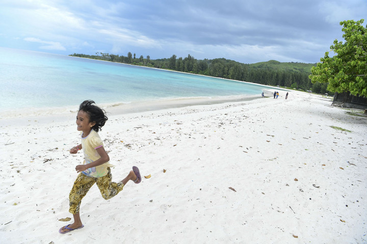 Keindahan Pantai Jikumerasa di Pulau Buru