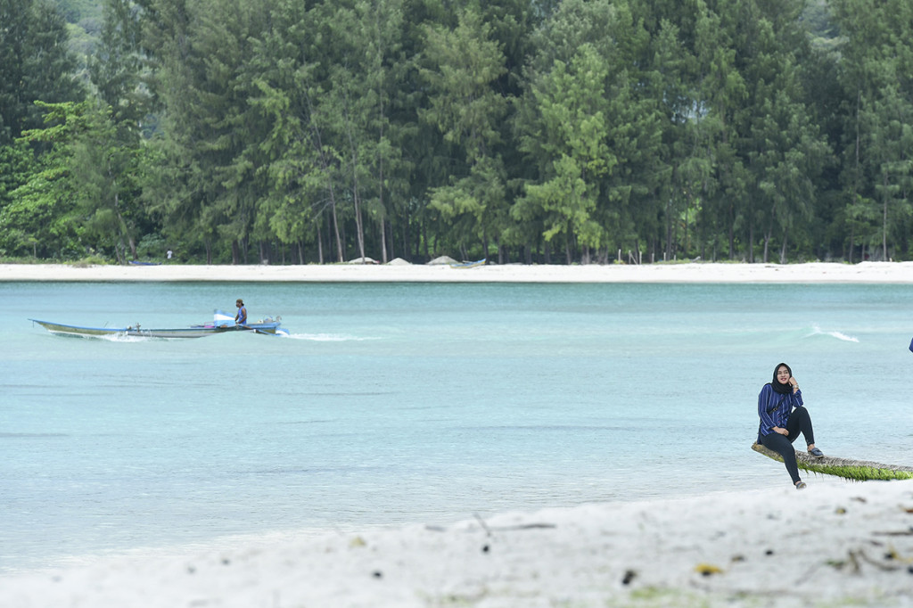 Pantai berpasir putih dengan air laut yang jernih itu menjadi andalan wisata di Pulau Buru.