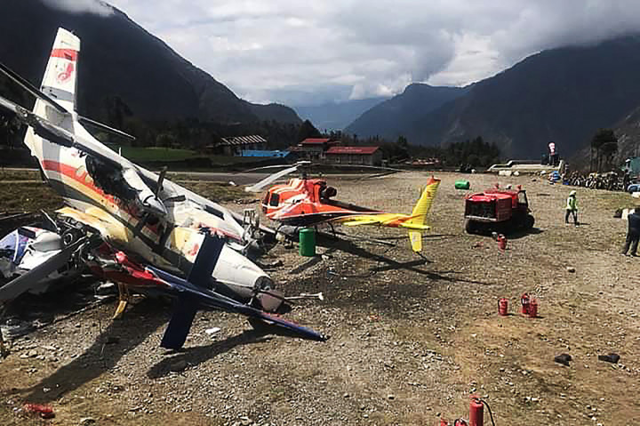 Lokasi kecelakaan pesawat di Bandara Lukla, dekat Gunung Everest. Kecelakaan tersebut disebabkan karena pesawat kecil tersebut membelok dari landasan pacu saat lepas landas. Tidak lama kemudian, pesawat kecil itu menabrak helikopter.