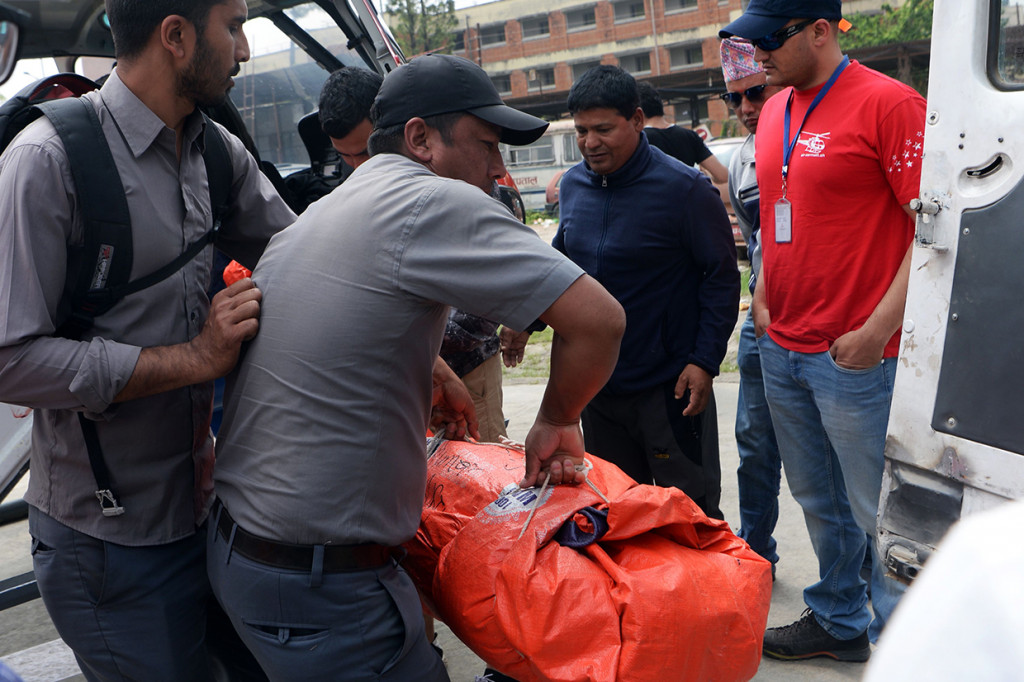Korban lainnya, seorang polisi, meninggal di rumah sakit di ibu kota Nepal Kathmandu.