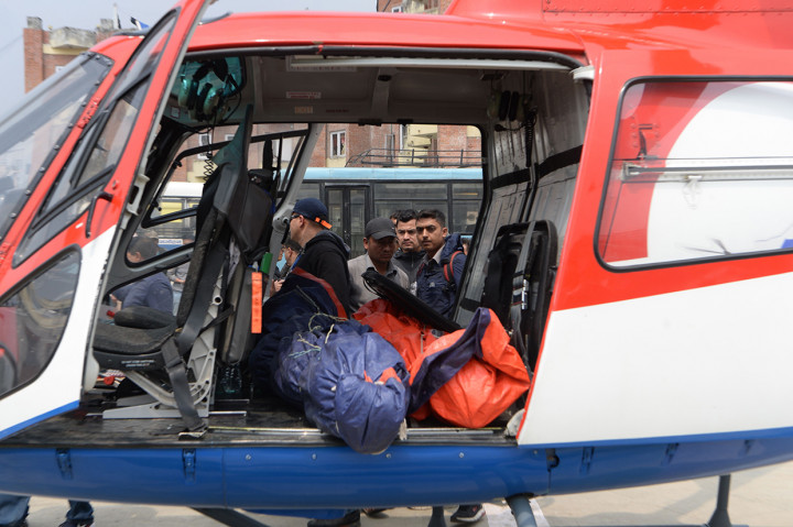 Adapun korban tewas dalam kecelakaan ini adalah seorang pilot pesawat tur-prop Let-410 yang dioperasikan Summit Air menuju dan seorang petugas polisi. 