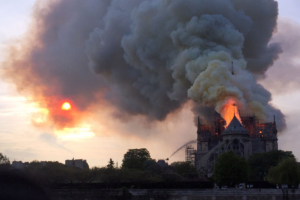 Kebakaran besar melanda Gereja Katedral bersejarah Notre-Dame, di Paris, Prancis, Senin, 15 April 2019 petang waktu setempat.