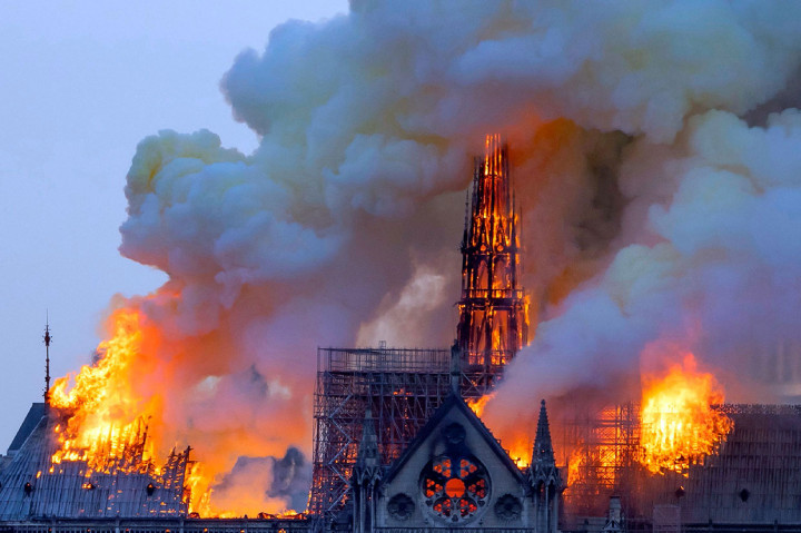 Katedral yang dibangun pada abad ke-12 ini tengah dalam proses renovasi saat api muncul di salah satu bagian gedung.