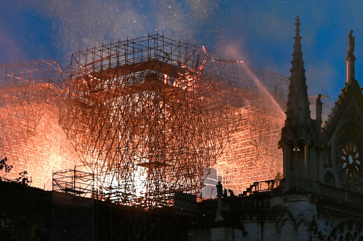 Api melahap perancah yang dipakai dalam proses renovasi gereja katedral Notre-Dame.