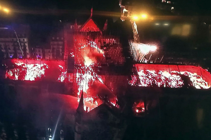 Penampakan dari atas atap Gereja Katedral Notre-Dame yang habis dilalap api.