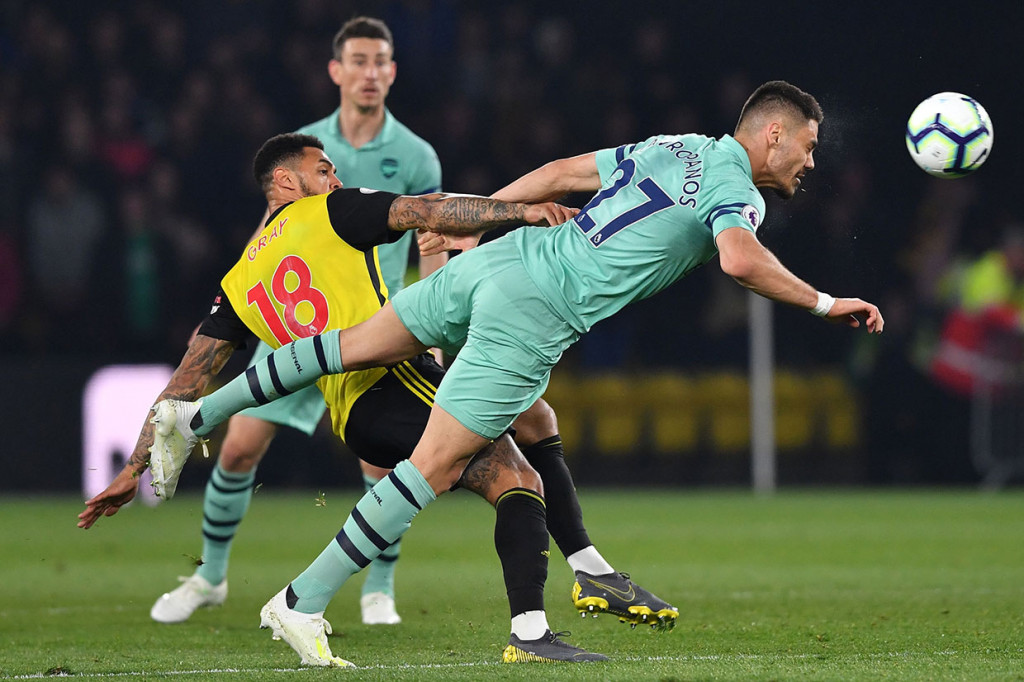 Di awal babak pertama, tuan rumah beberapa kali berusaha menembus pertahanan Arsenal. Namun masih belum membuahkan hasil.