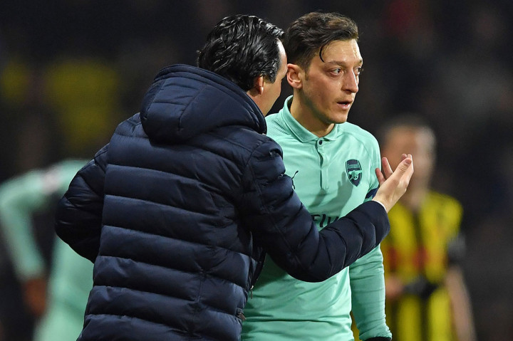 Sementara untuk menjaga keseimbangan, pelatih Arsenal Unai Emery melakukan pergantian pemain dengan memasukkan Mesut Ozil.