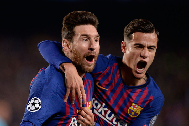 Messi melakukan selebrasi bersama Philippe Coutinho.
