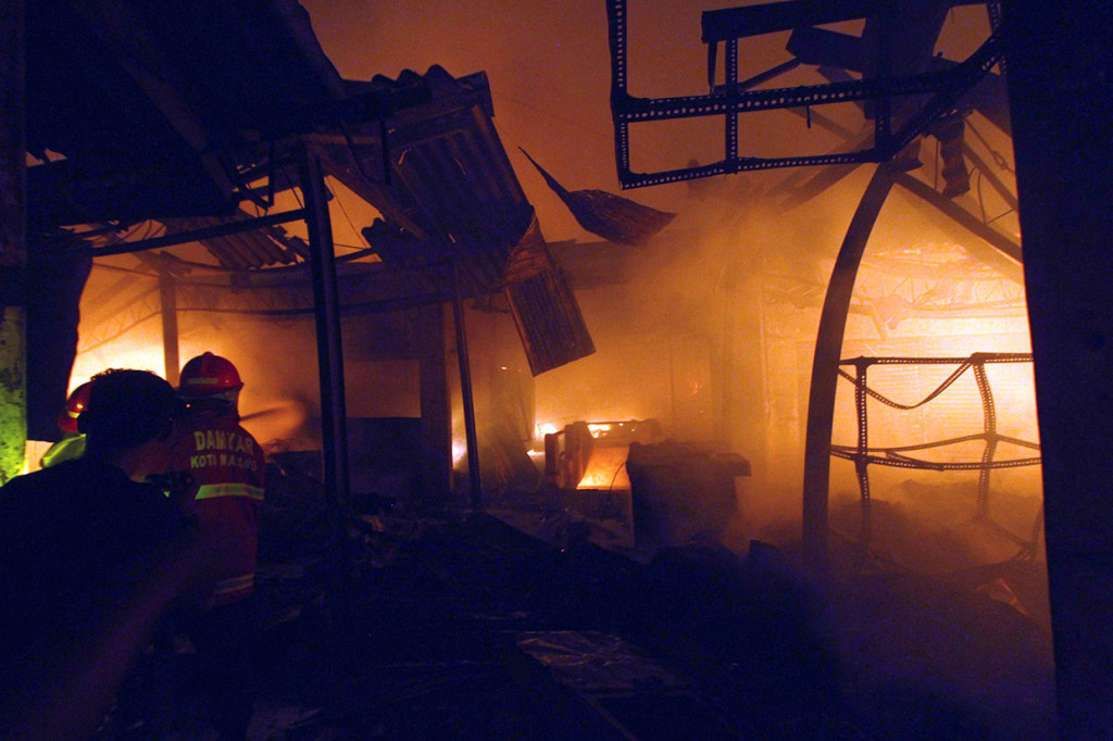 Petugas Pemadam kebakaran berusaha memadamkan api yang membakar ratusan kios di pasar Lawang, Malang, Jawa Timur, Rabu, 17 April 2019 malam. 