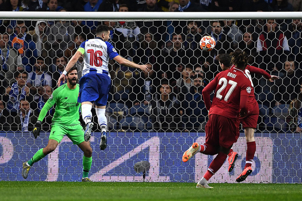 Dari awal laga tim tuan rumah yang mengejar devisit dua gol bermain terbuka. Beberapa kali serangan pemain FC Porto membahayakan gawang Liverpool.