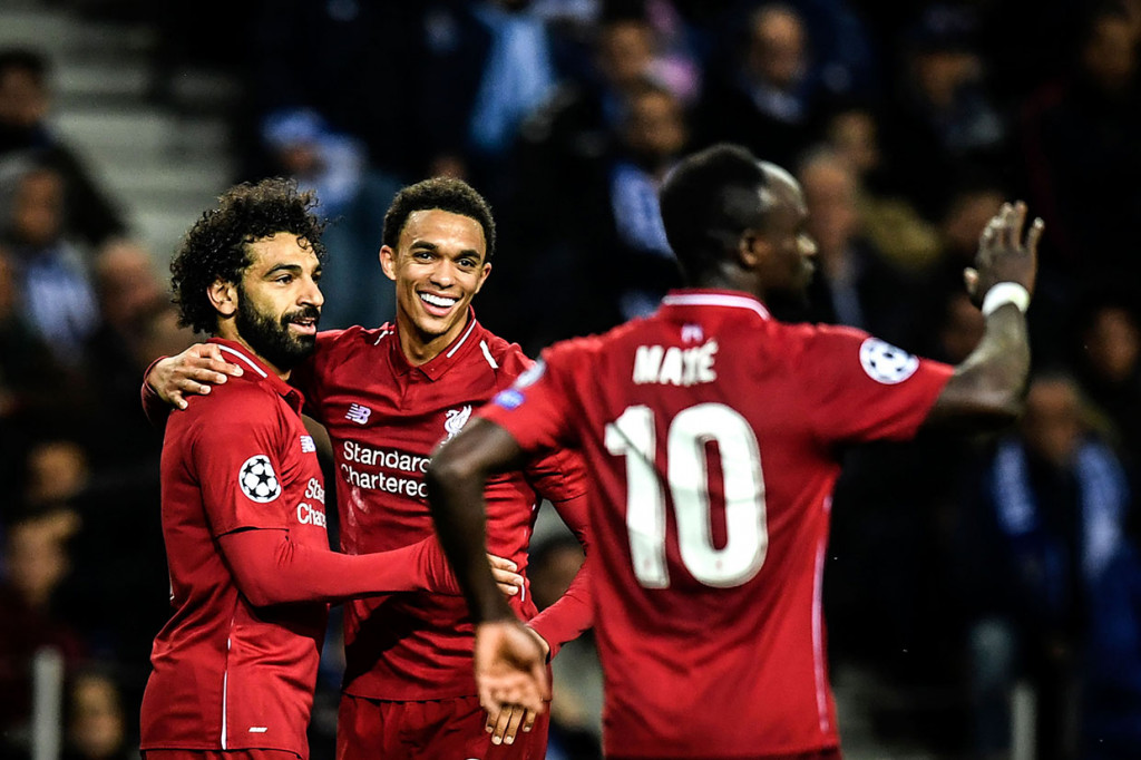 Salah melakukan selebrasi bersama Trent Alexander-Arnold dan Sadio Mane.