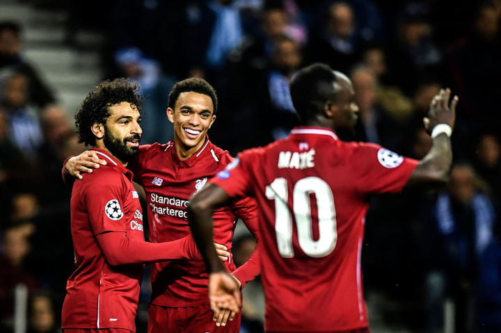 Salah melakukan selebrasi bersama Trent Alexander-Arnold dan Sadio Mane.