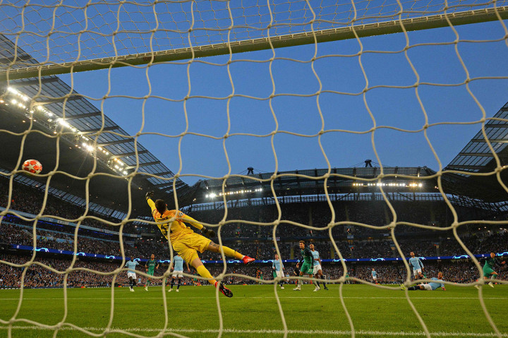 Son Heung-Min kemudian membawa timnya berbalik unggul lewat tembakan melengkungnya pada menit ke-10.