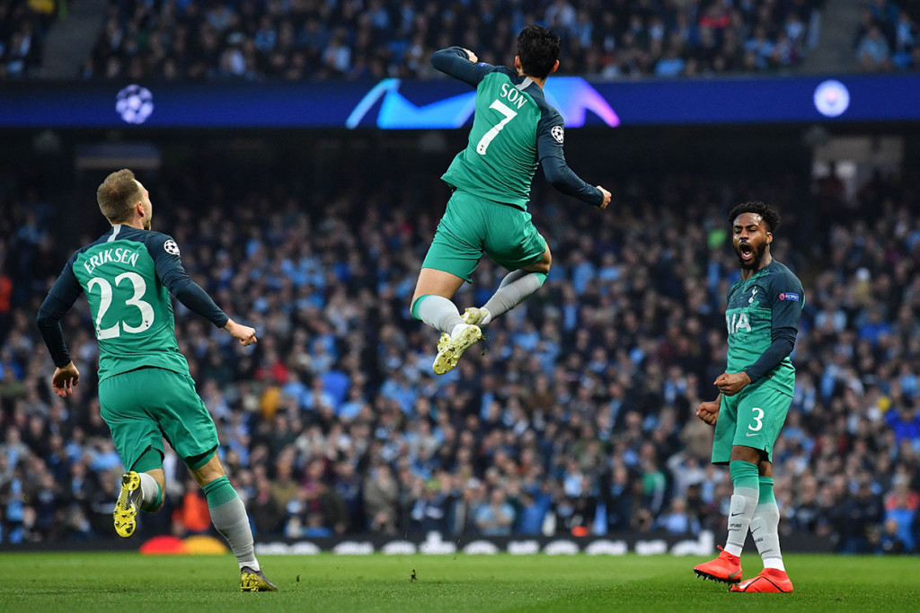 Son melakukan selebrasi usai mencetak gol kedua ke gawang tuan rumah.