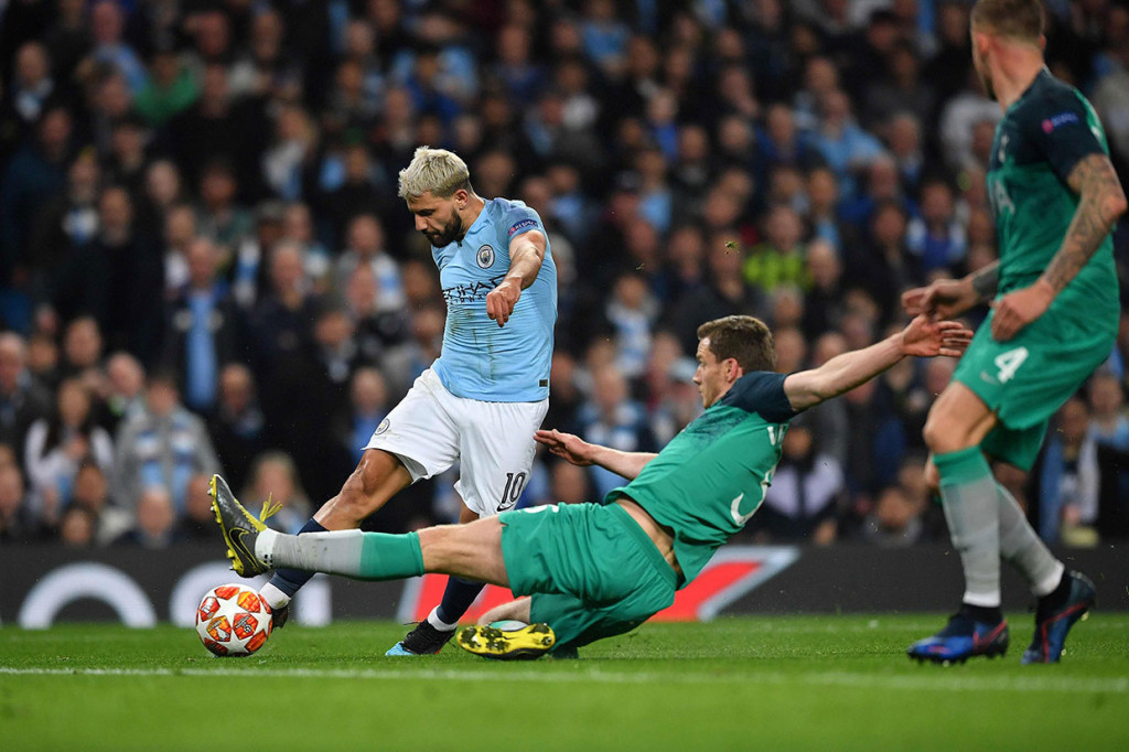 Pada menit ke-59 tuan rumah menambah keunggulan lewat tembakan keras Sergio Aguero.