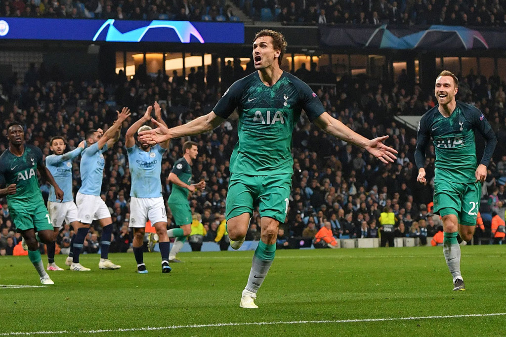 Spurs kembali memperkecil ketertinggalan menjadi 4-3 lewat Fernando Llorente menyambut sepak pojok Kieran Trippier. 