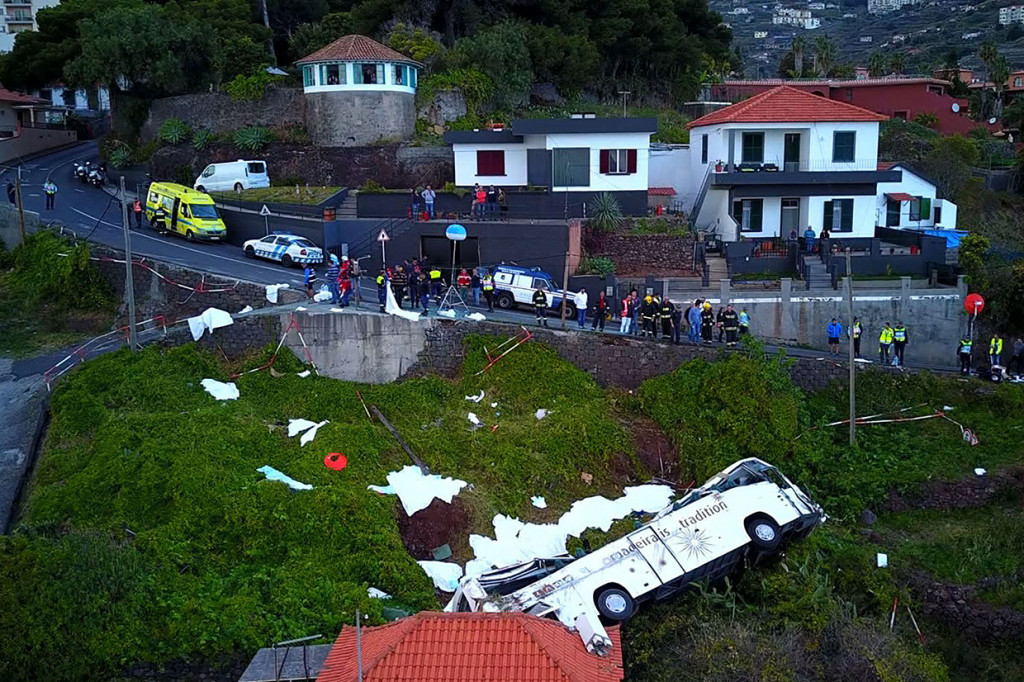 Sebuah bus wisata terperosok ke dalam jurang di Pulau Madeira, Portugal, Rabu, 17 April 2019 waktu setempat.