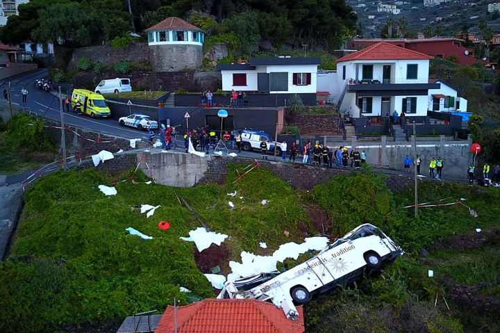 Sebuah bus wisata terperosok ke dalam jurang di Pulau Madeira, Portugal, Rabu, 17 April 2019 waktu setempat.